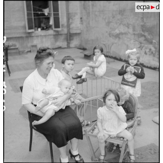 Des enfants rapatriés de Syrie avec leurs familles jouent dans les locaux de la direction régionale du Service social de l'armée.