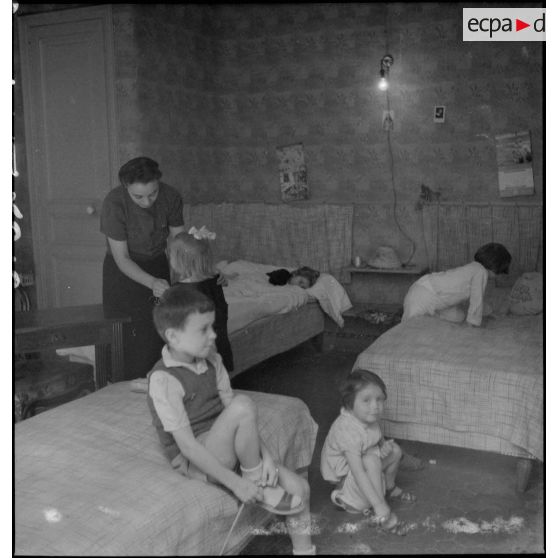 Des enfants rapatriés de Syrie avec leurs familles se préparent au coucher.