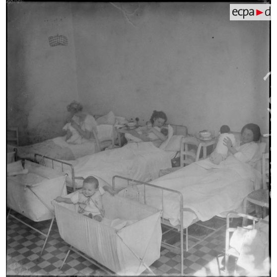 Des mères rapatriées de Syrie et leurs enfants.