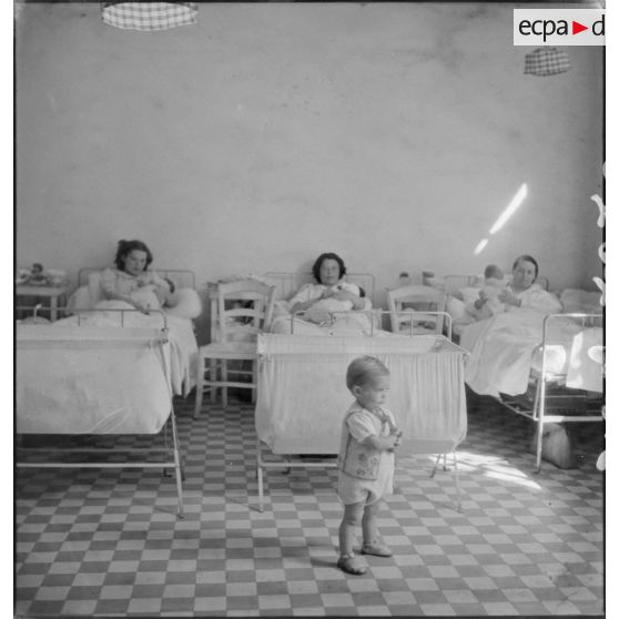 Des mères rapatriées de Syrie et leurs enfants.