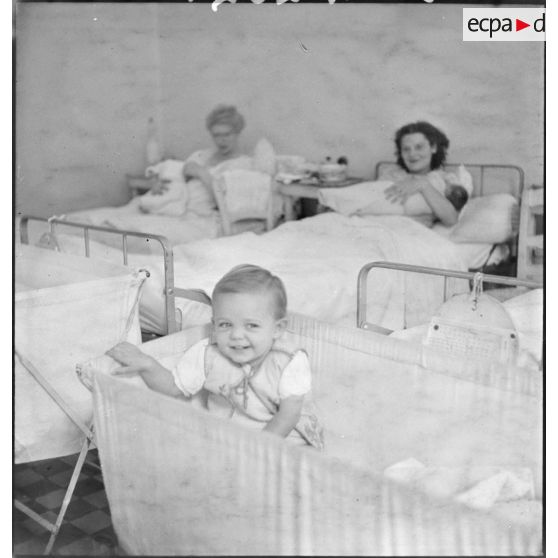 Une mère rapatriée de Syrie et ses enfants.