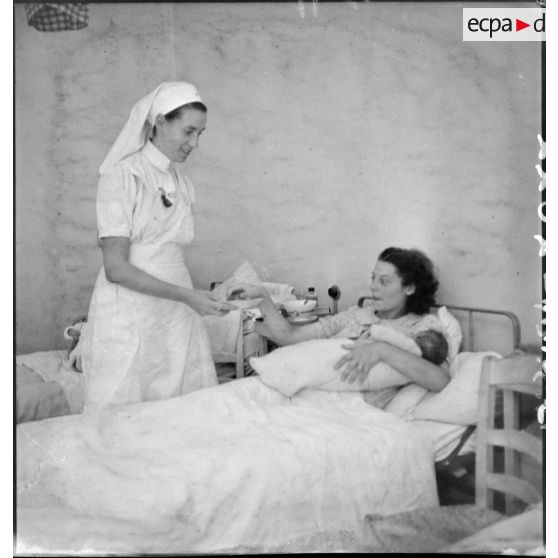 Une infirmière prodigue des soins à une mère et son nouveau-né.