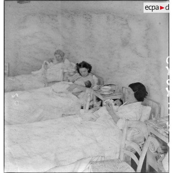 Des mères rapatriées de Syrie et leurs enfants.