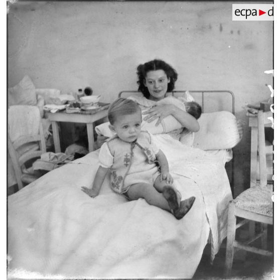 Une mère rapatriée de Syrie et ses enfants.