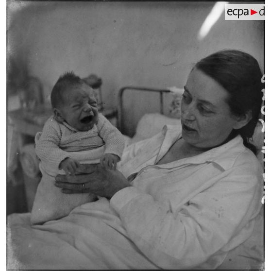 Une mère rapatriée de Syrie et son nouveau-né.