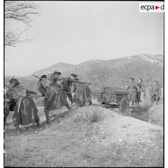 Entraînement des chasseurs du 43e RIA.