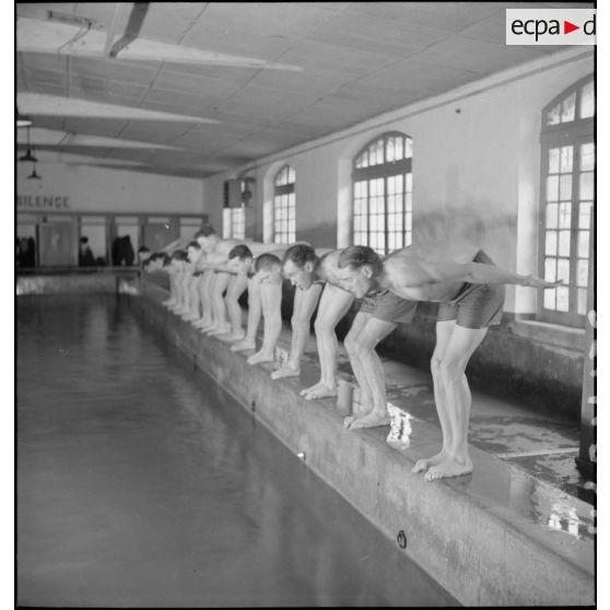 Séance de natation à la piscine du 7e BG.