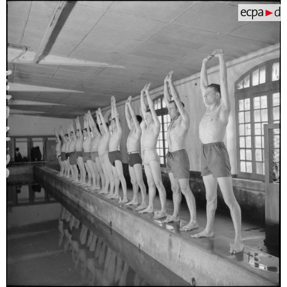 Séance de natation à la piscine du 7e BG.