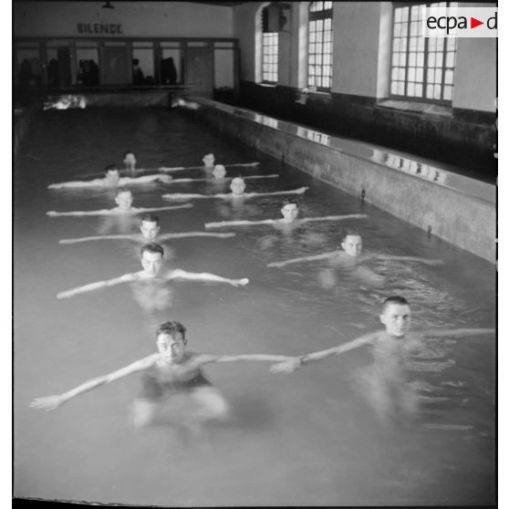 Séance de natation à la piscine du 7e BG.