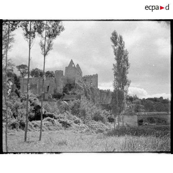 Un château en ruine dans le village où cantonne la batterie d'artillerie.
