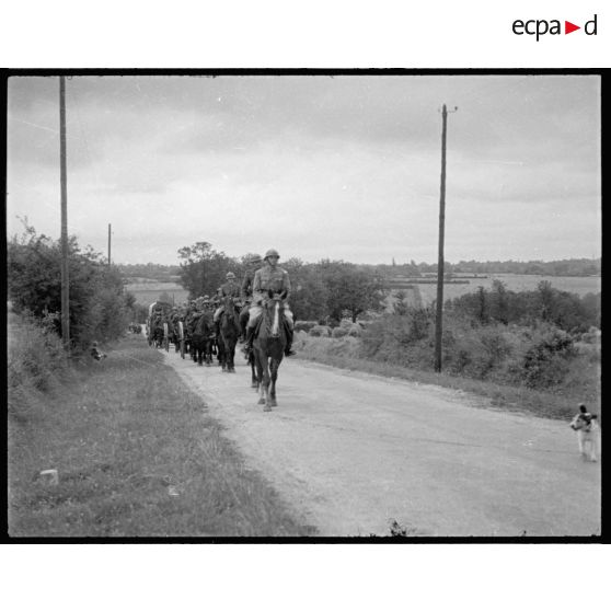 Arrivée de la batterie d'artillerie dans le village.