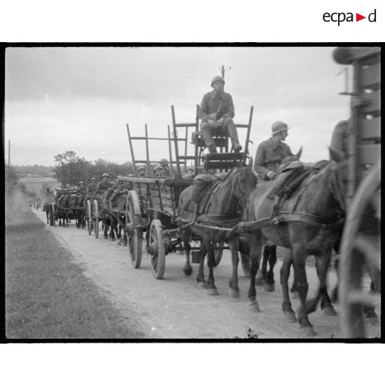 Arrivée de la batterie d'artillerie dans le village.