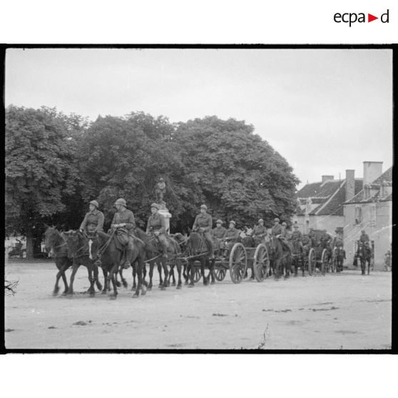 Arrivée de la batterie d'artillerie dans le village.