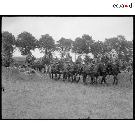Arrivée de la batterie d'artillerie dans le village.