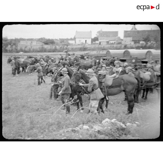 Arrivée des artilleurs de la batterie d'artillerie dans le village.