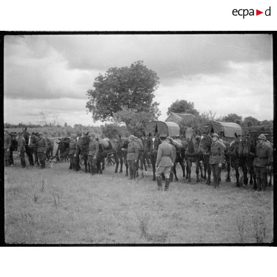 Arrivée des artilleurs de la batterie d'artillerie dans le village.