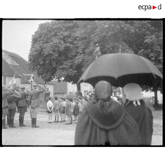 Cérémonie militaire au monument aux morts sur la place du village.