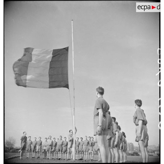 Cérémonie des couleurs sur le stade.