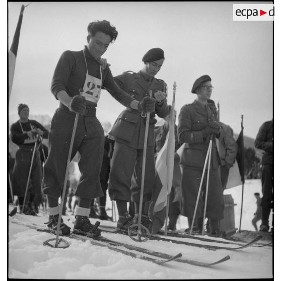 Concurrent de l'épreuve de slalom du concours de ski du 1er groupe de divisions militaires.