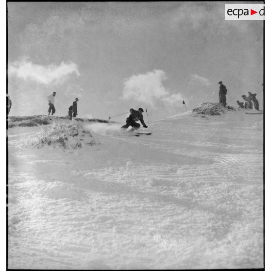 Concurrents de l'épreuve de slalom du concours de ski du 1er groupe de divisions militaires.