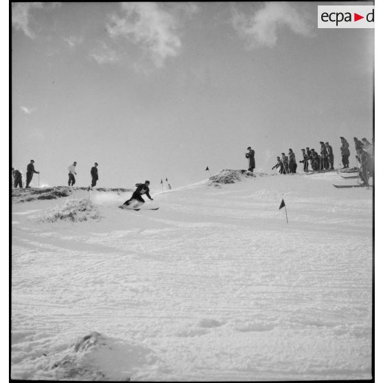Concurrents de l'épreuve de slalom du concours de ski du 1er groupe de divisions militaires.