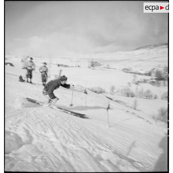 Concurrents de l'épreuve de slalom du concours de ski du 1er groupe de divisions militaires.