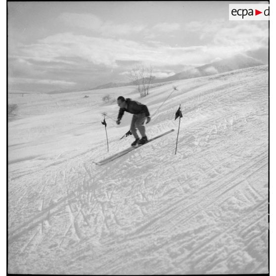 Concurrents de l'épreuve de slalom du concours de ski du 1er groupe de divisions militaires.