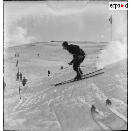 Concurrents de l'épreuve de slalom du concours de ski du 1er groupe de divisions militaires.