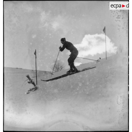 Concurrents de l'épreuve de slalom du concours de ski du 1er groupe de divisions militaires.