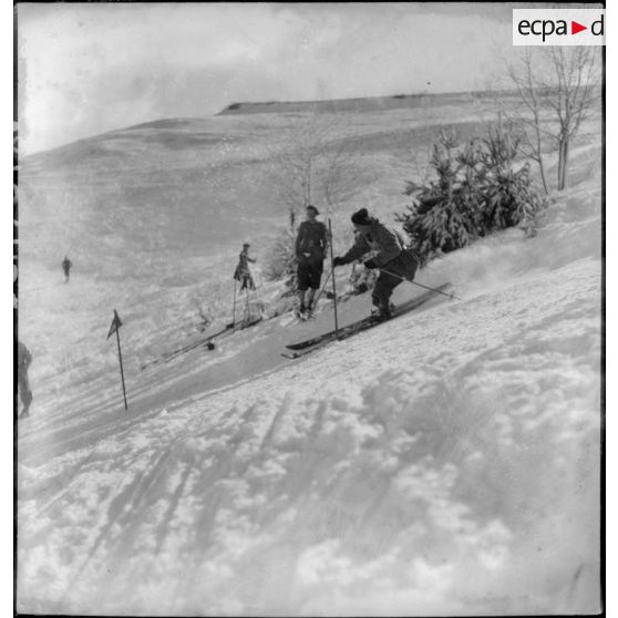 Concurrents de l'épreuve de slalom du concours de ski du 1er groupe de divisions militaires.