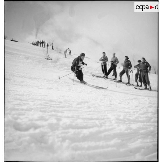 Concurrents de l'épreuve de slalom du concours de ski du 1er groupe de divisions militaires.