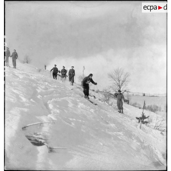 Concurrent de l'épreuve de slalom du concours de ski du 1er groupe de divisions militaires.