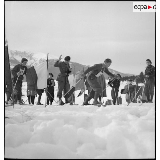 Concurrent de l'épreuve de fond du concours de ski du 1er groupe de divisions militaires.