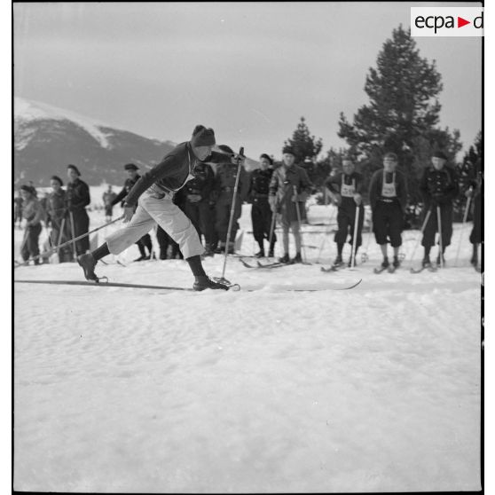 Concurrent de l'épreuve de fond du concours de ski du 1er groupe de divisions militaires.