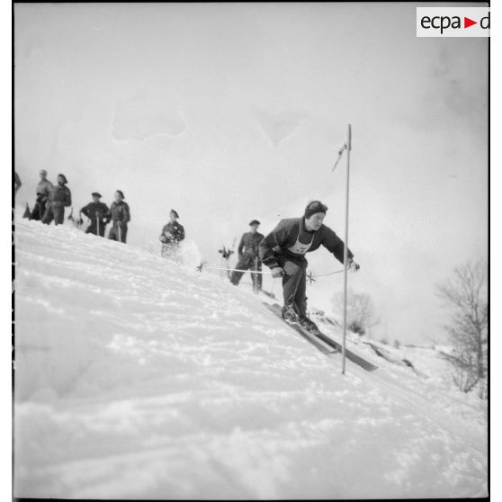Concurrent de l'épreuve de slalom du concours de ski du 1er groupe de divisions militaires.