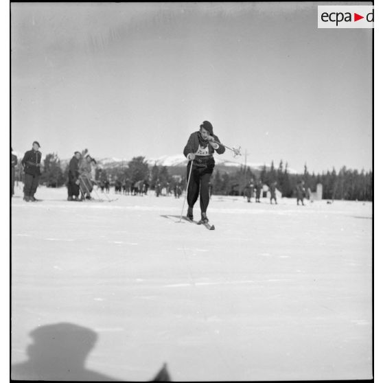 Concurrent de l'épreuve de fond du concours interdivisionnaire de ski du 1er groupe de divisions militaires.