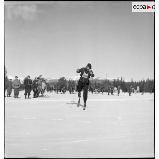 Concurrent de l'épreuve de fond du concours interdivisionnaire de ski du 1er groupe de divisions militaires.