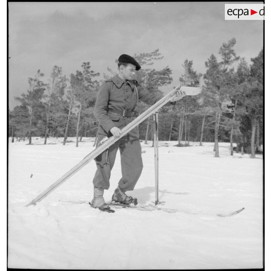 Réparation d'un ski lors du concours interdivisionnaire de ski du 1er groupe de divisions militaires.