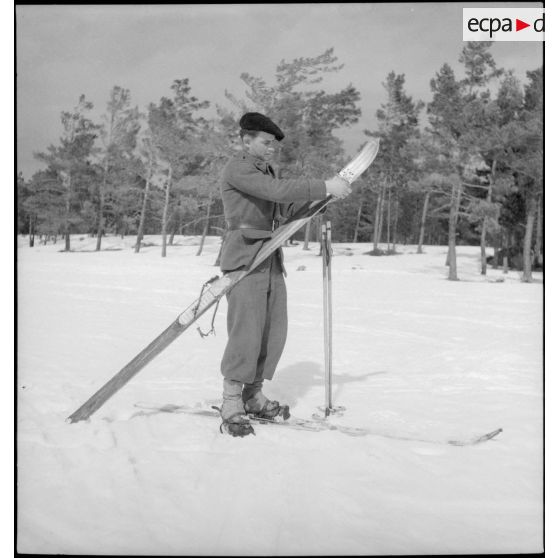 Réparation d'un ski lors du concours interdivisionnaire de ski du 1er groupe de divisions militaires.