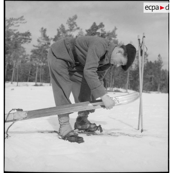 Réparation d'un ski lors du concours interdivisionnaire de ski du 1er groupe de divisions militaires.