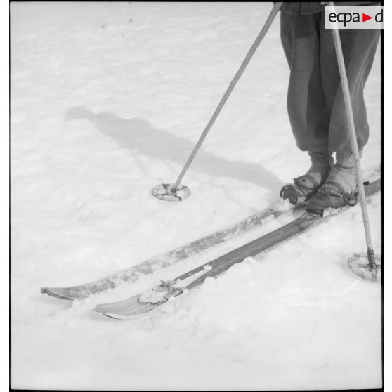 Réparation d'un ski lors du concours interdivisionnaire de ski du 1er groupe de divisions militaires.