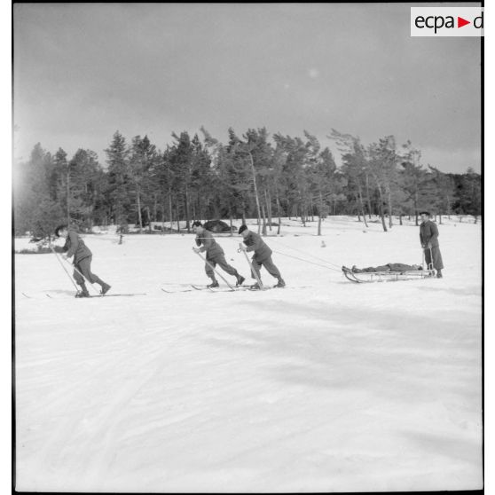 Epreuve de brancardage lors du concours interdivisionnaire de ski du 1er groupe de divisions militaires.