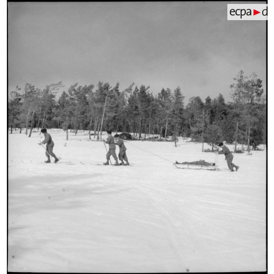 Epreuve de brancardage lors du concours interdivisionnaire de ski du 1er groupe de divisions militaires.