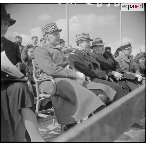 La tribune officielle pendant la fête régimentaire du 2e RH.