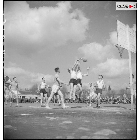Match de basket-ball lors de la fête régimentaire du 2e RH.