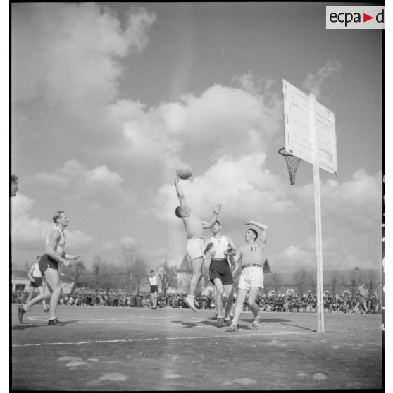Match de basket-ball lors de la fête régimentaire du 2e RH.