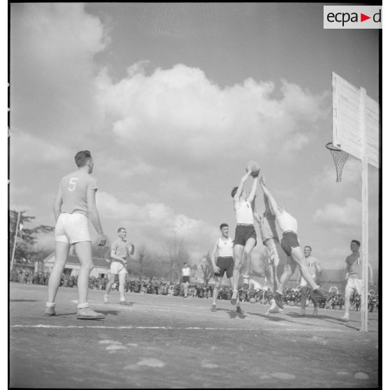 Match de basket-ball lors de la fête régimentaire du 2e RH.