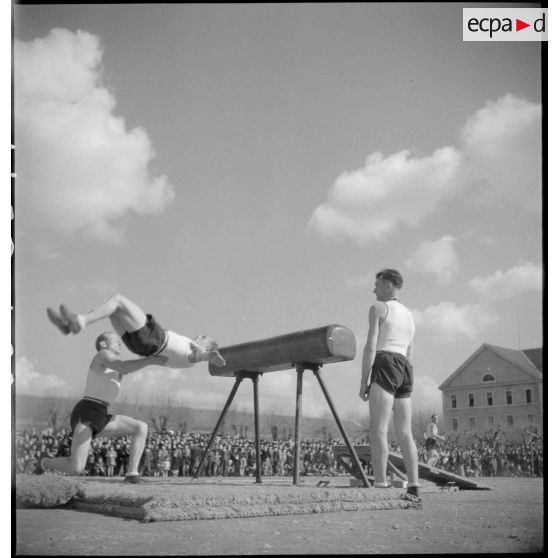 Démonstration de sauts au cheval d'arçons lors de la fête régimentaire du 2e RH.