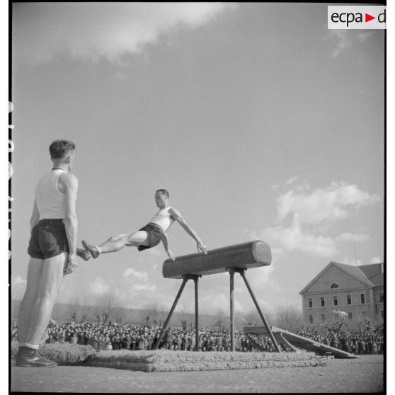 Démonstration de sauts au cheval d'arçons lors de la fête régimentaire du 2e RH.