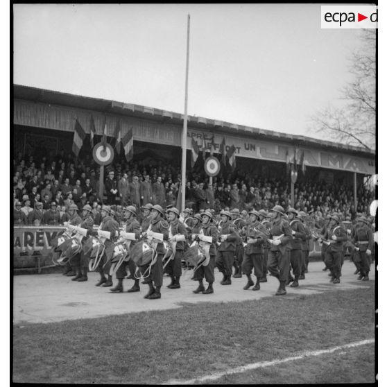 Cérémonie des couleurs avant la finale du championnat militaire de rugby.
